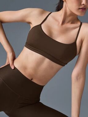 NWOT ALO Yoga Airlift Intrigue sports bra in espresso size s